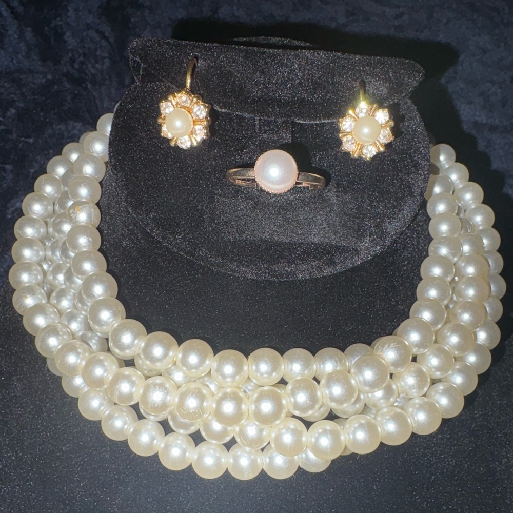 Elegant Pearl Jewelry Set - Picture 2 of 5